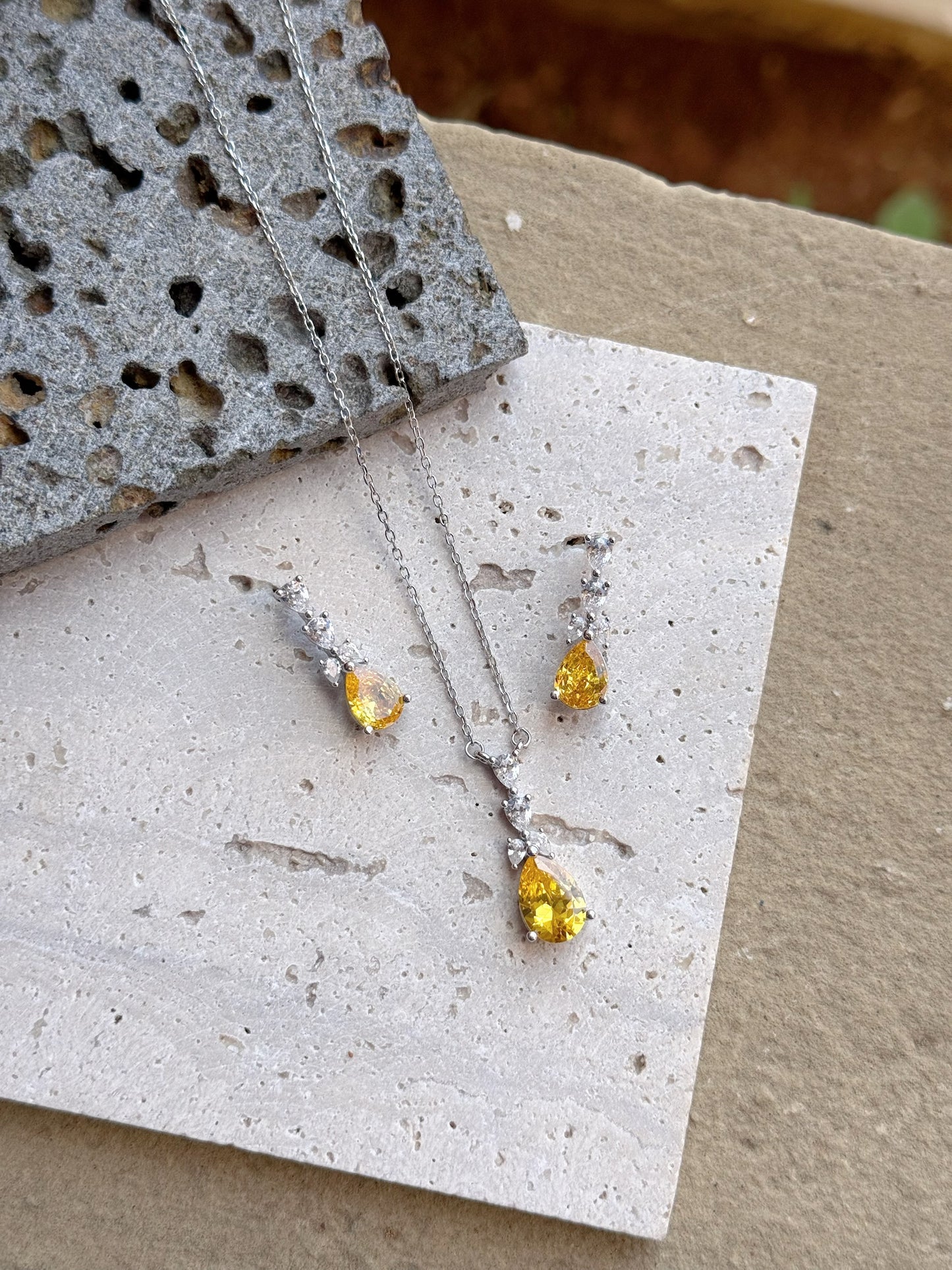 Tear Drop Design Set Yellow Stone