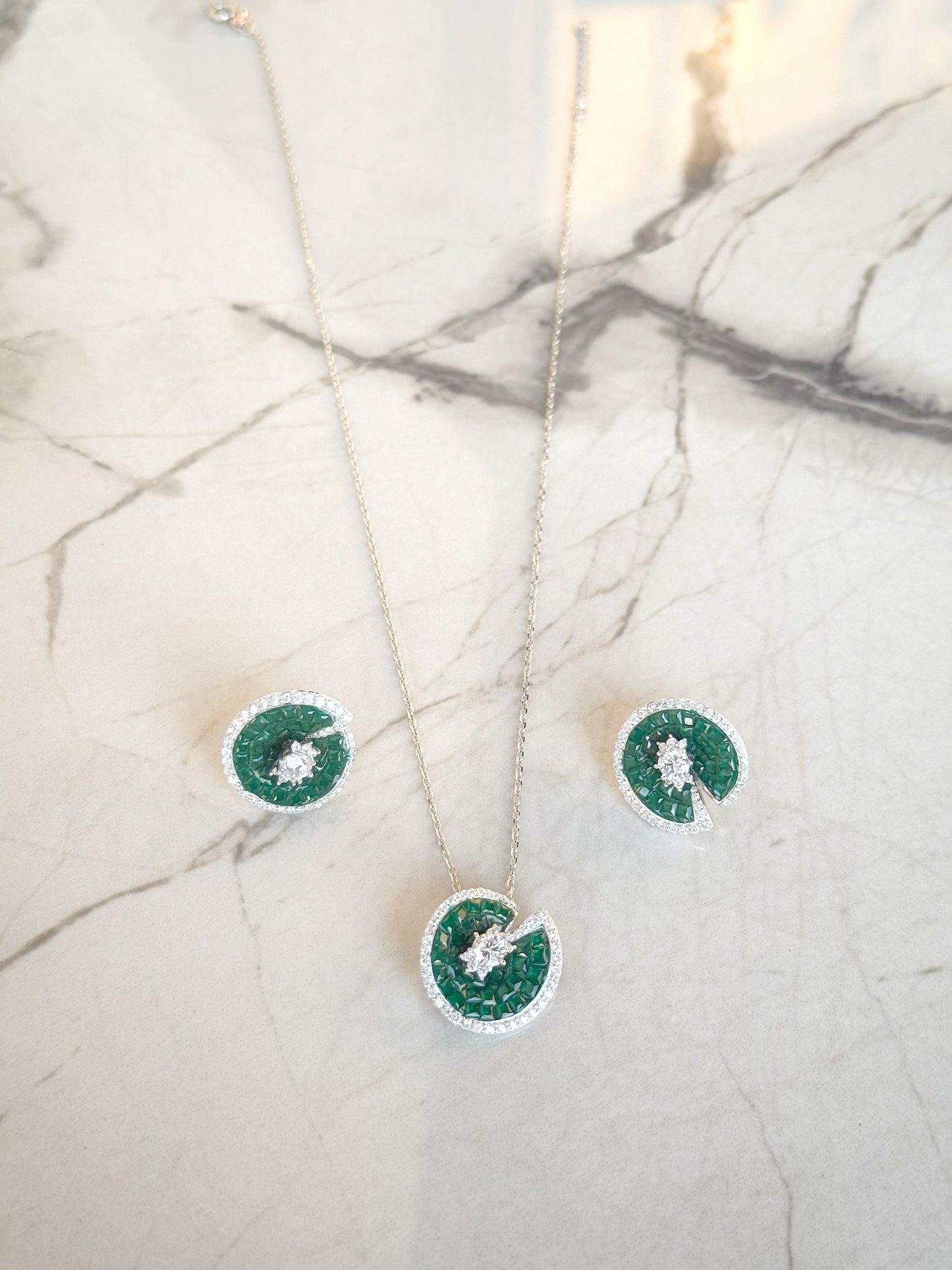 Classy Design Set Available In Three Colors