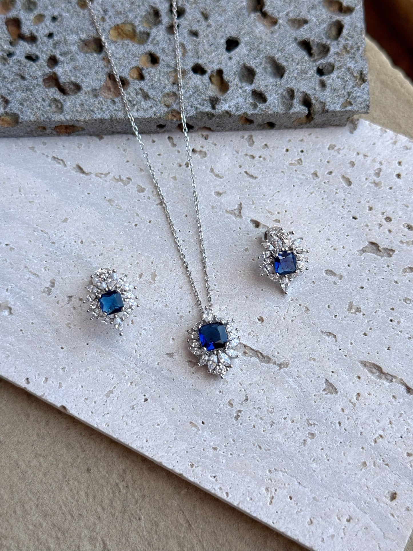 Elegant Design Set Available In Red & Blue Colour