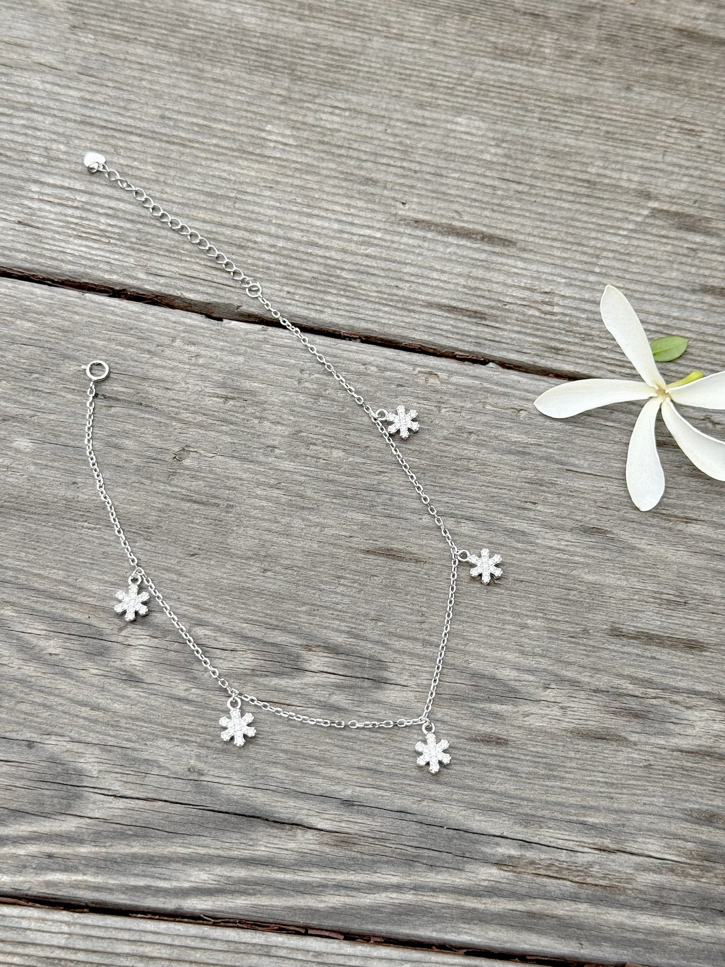 Multiple White Flowers Design Anklet