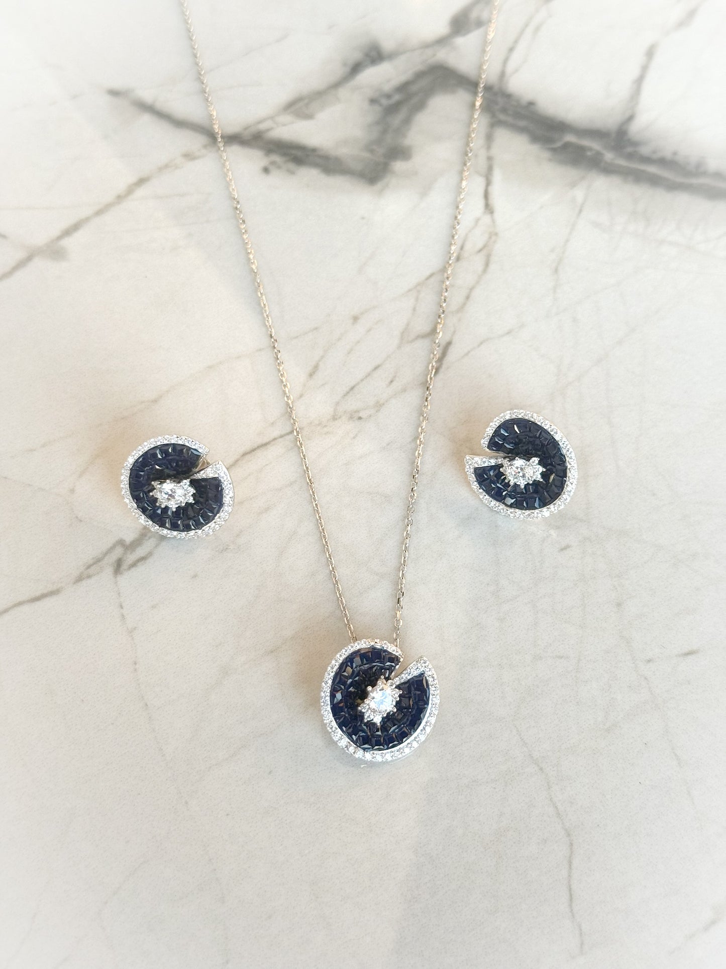 Classy Design Set Available In Three Colors