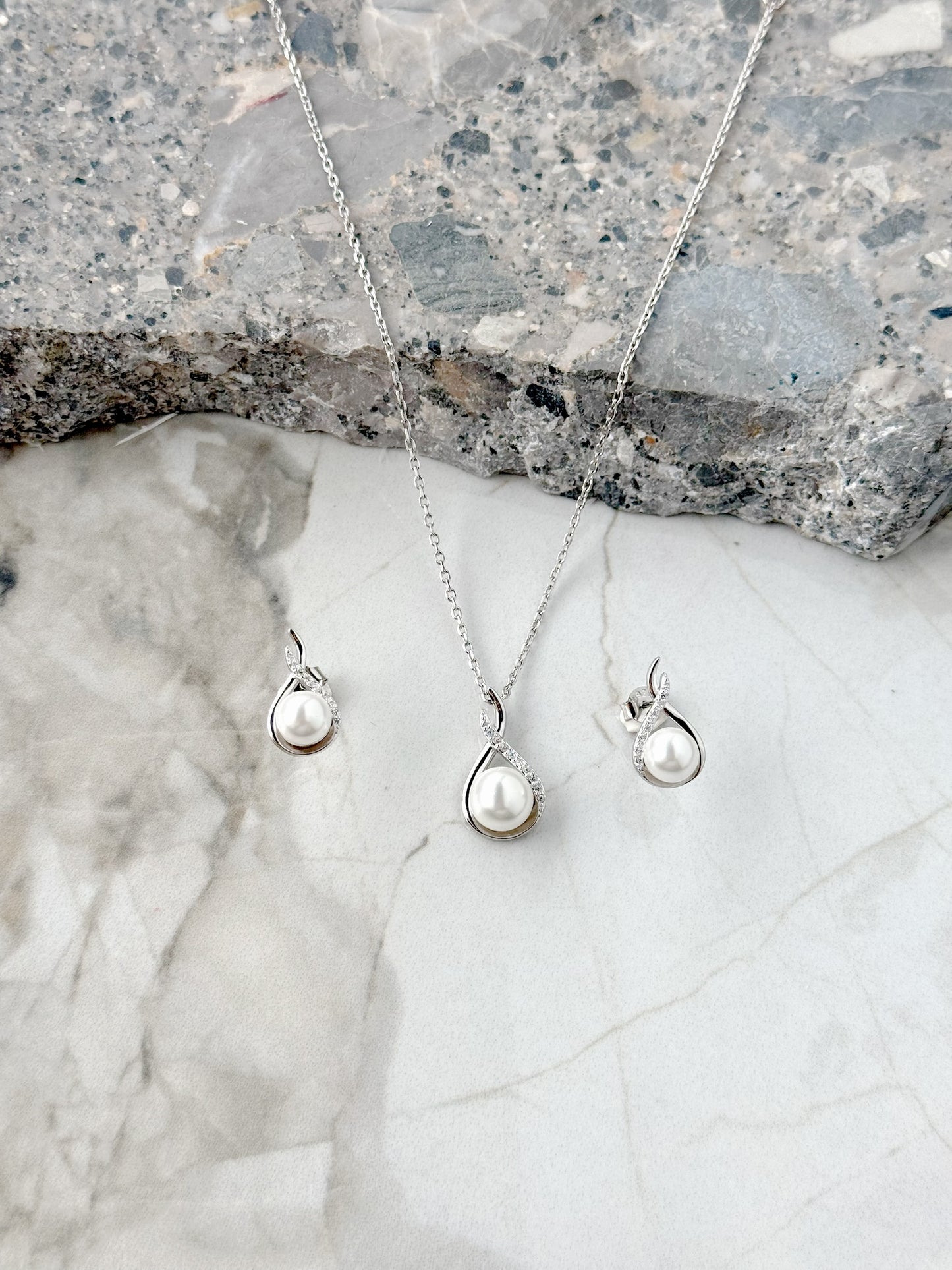 Pearl Design Set 4 (Necklace + Earrings)