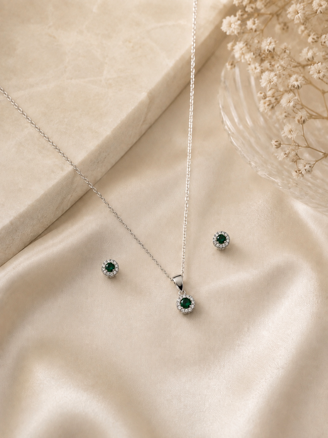Round Stone Design Set Available In Three Colors