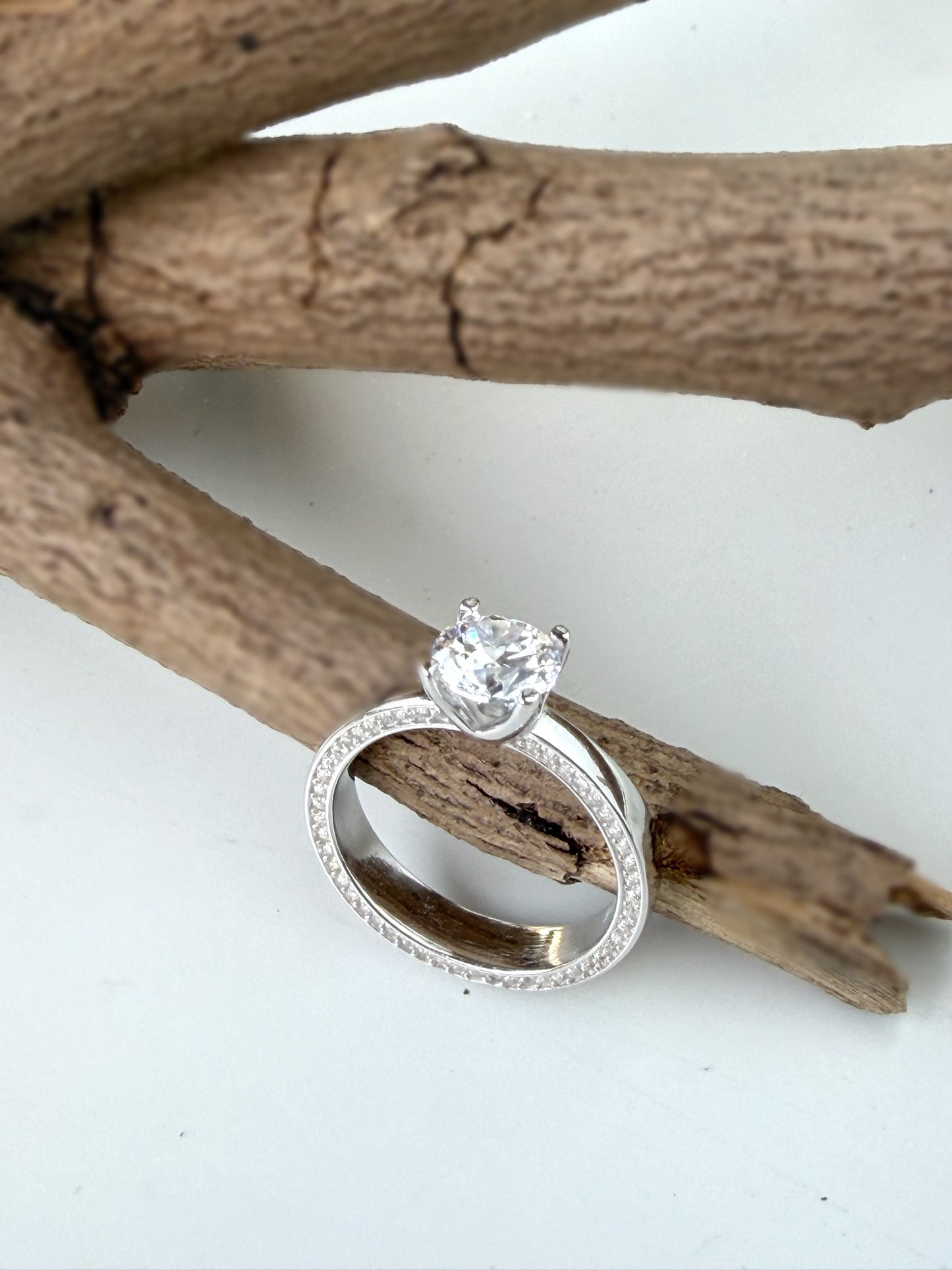 Promise Ring Design With Small Stones At The Edge