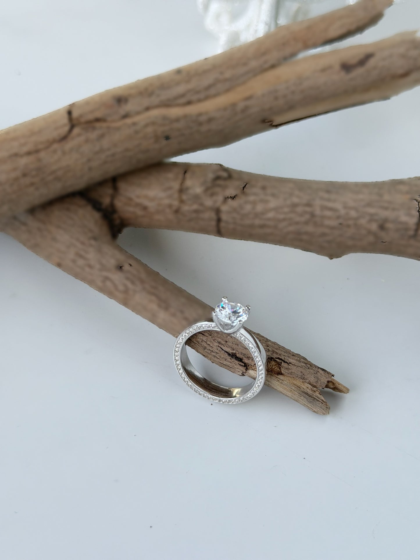 Promise Ring Design With Small Stones At The Edge