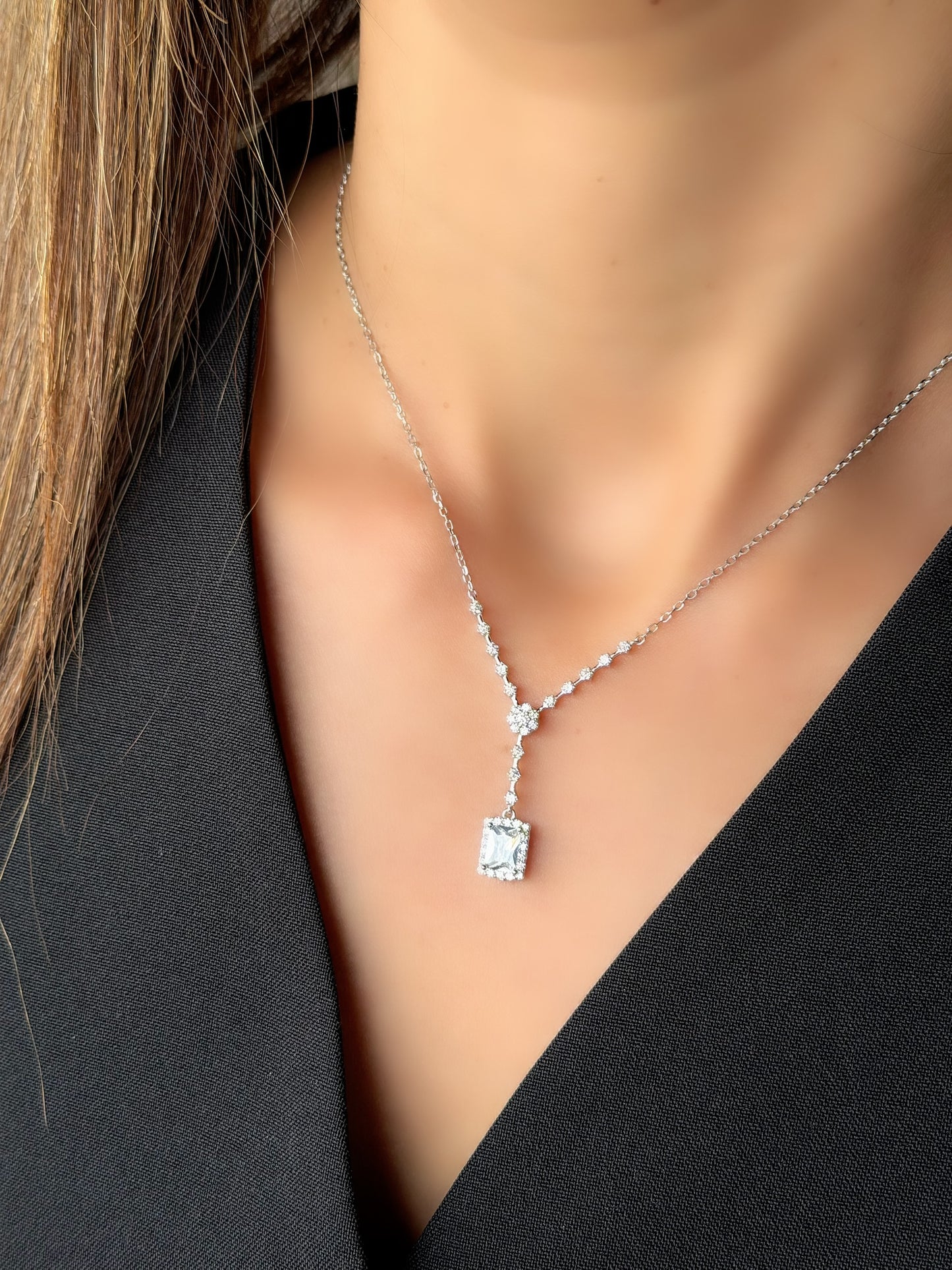 Elegant Design Necklace With Flower & Square Design