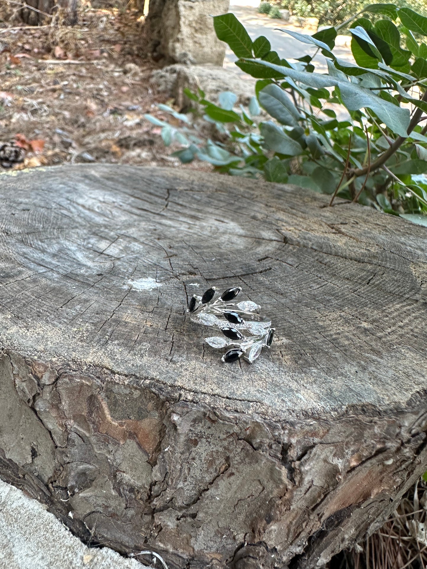 Leaf Design Ring With Black & White Stones