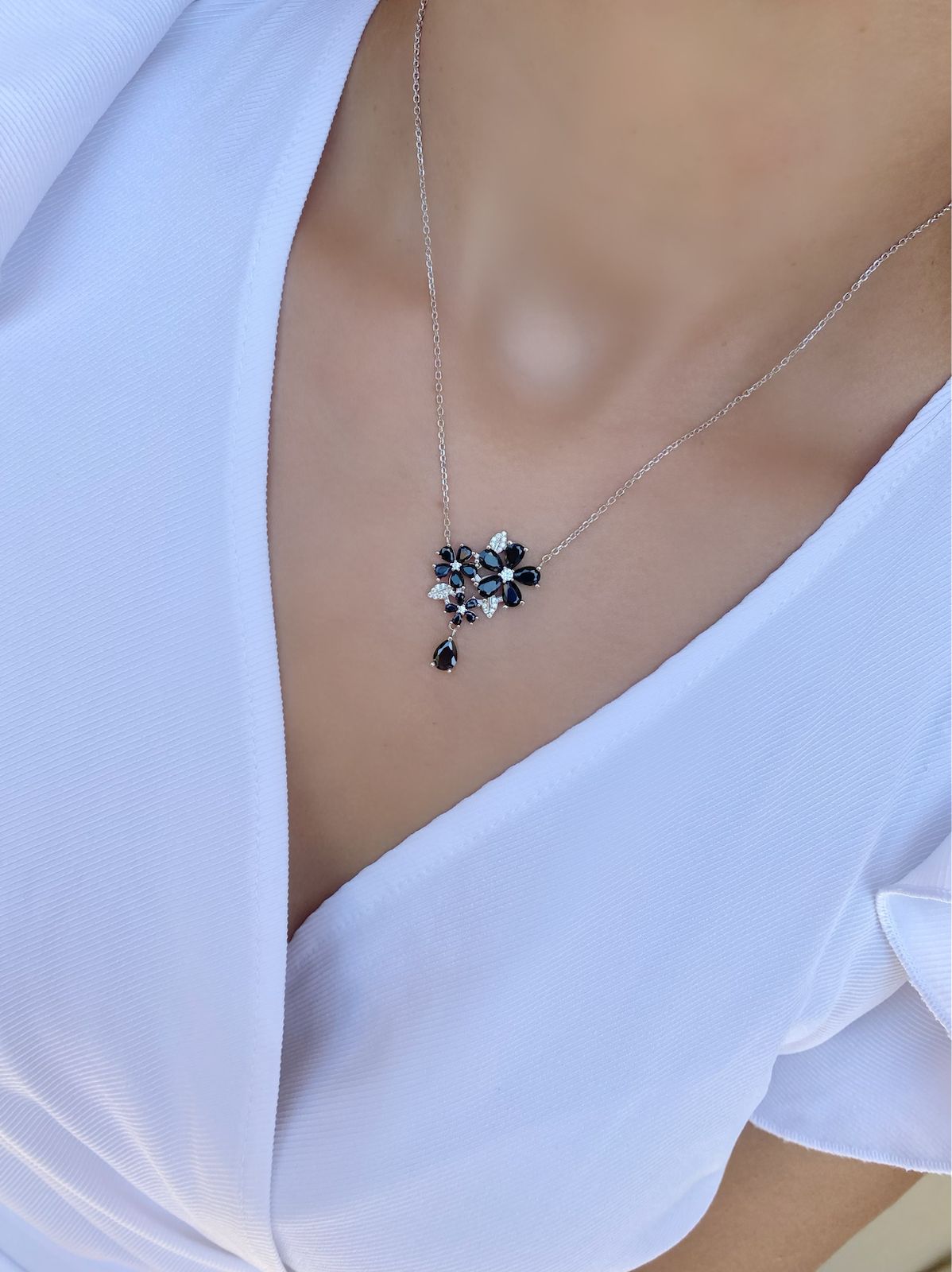 Black flowers necklace